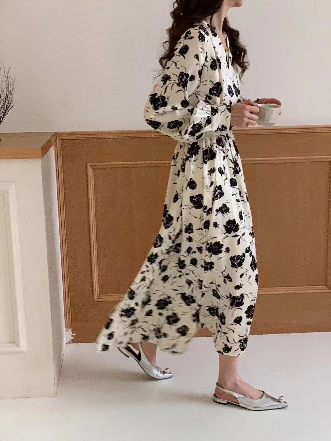 Stylish Women's Casual Dress Featuring Luxurious Velvet Satin Material