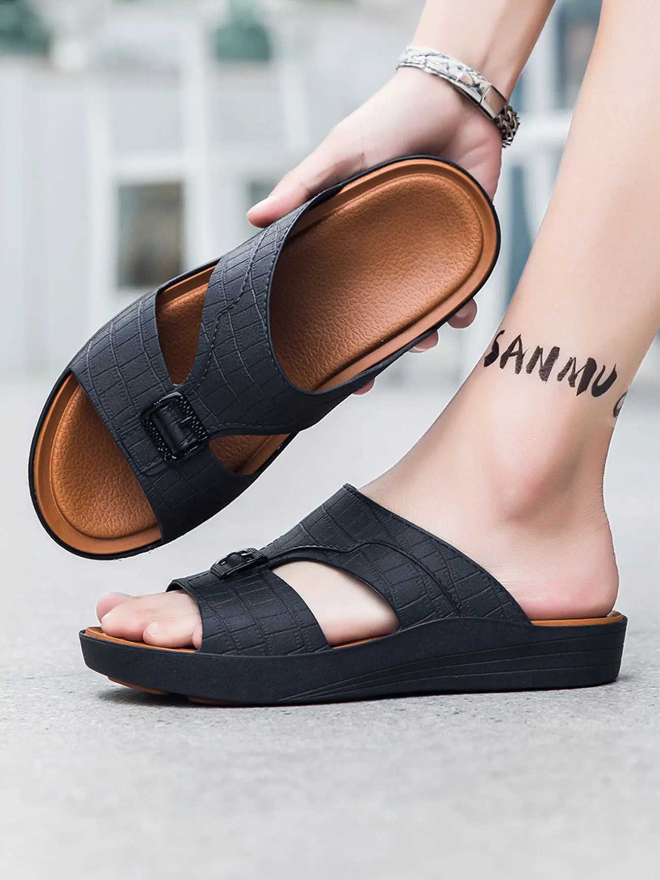 Mens outdoor home slider mens beach slider sports and leisure shoes anti slip and wear-resistant leather slider W250414