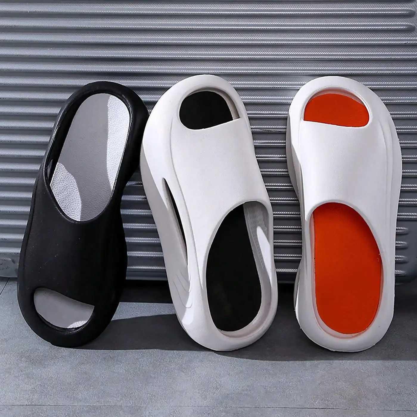 Mens and womens summer slippers with thick soles. Eva stepped on the stool and felt like wearing non slip casual bathroom slippers outdoors W250414