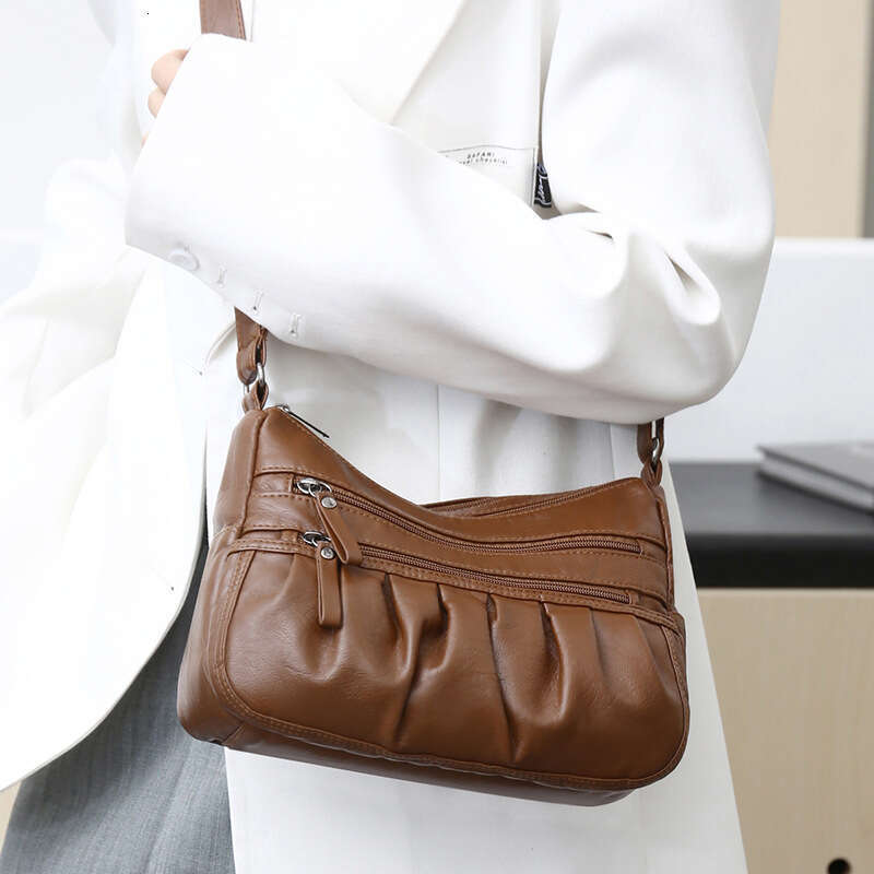 designer bag Single shoulder large capacity women's bag, elegant luxurious, easy to wear for commuting and travel