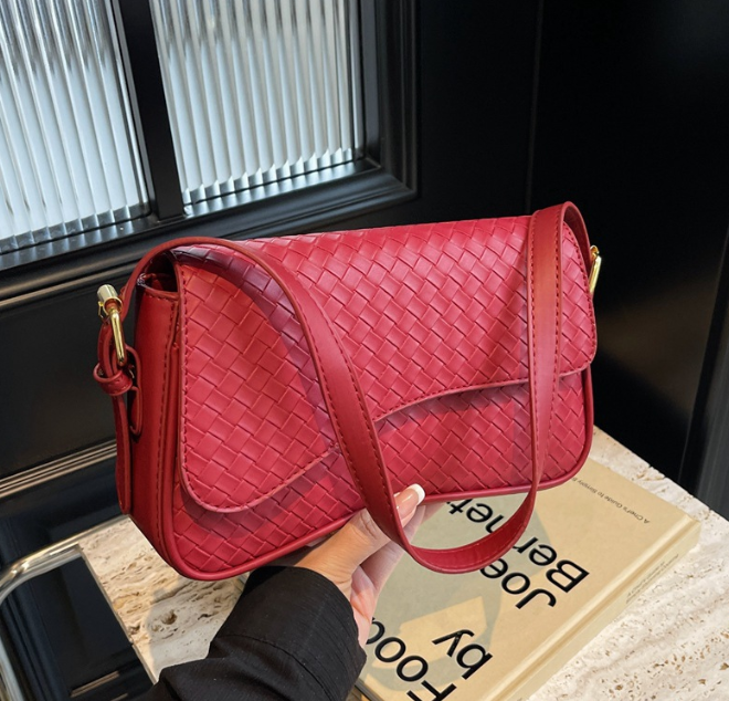 Free Shipping Leather Crescent Minimalist Curved Design Metal Buckle Decor Dual-Use Shoulder & Crossbody Daily Commute Niche Texture Small Bag