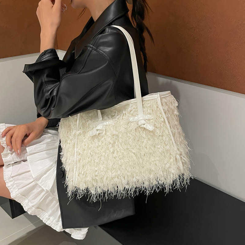 Trendy Tassel Bag for Women Large Capacity Ladies Shoulder Bag Fashionable Commuter Bag Trendy Student Bag Tote Bag H251114