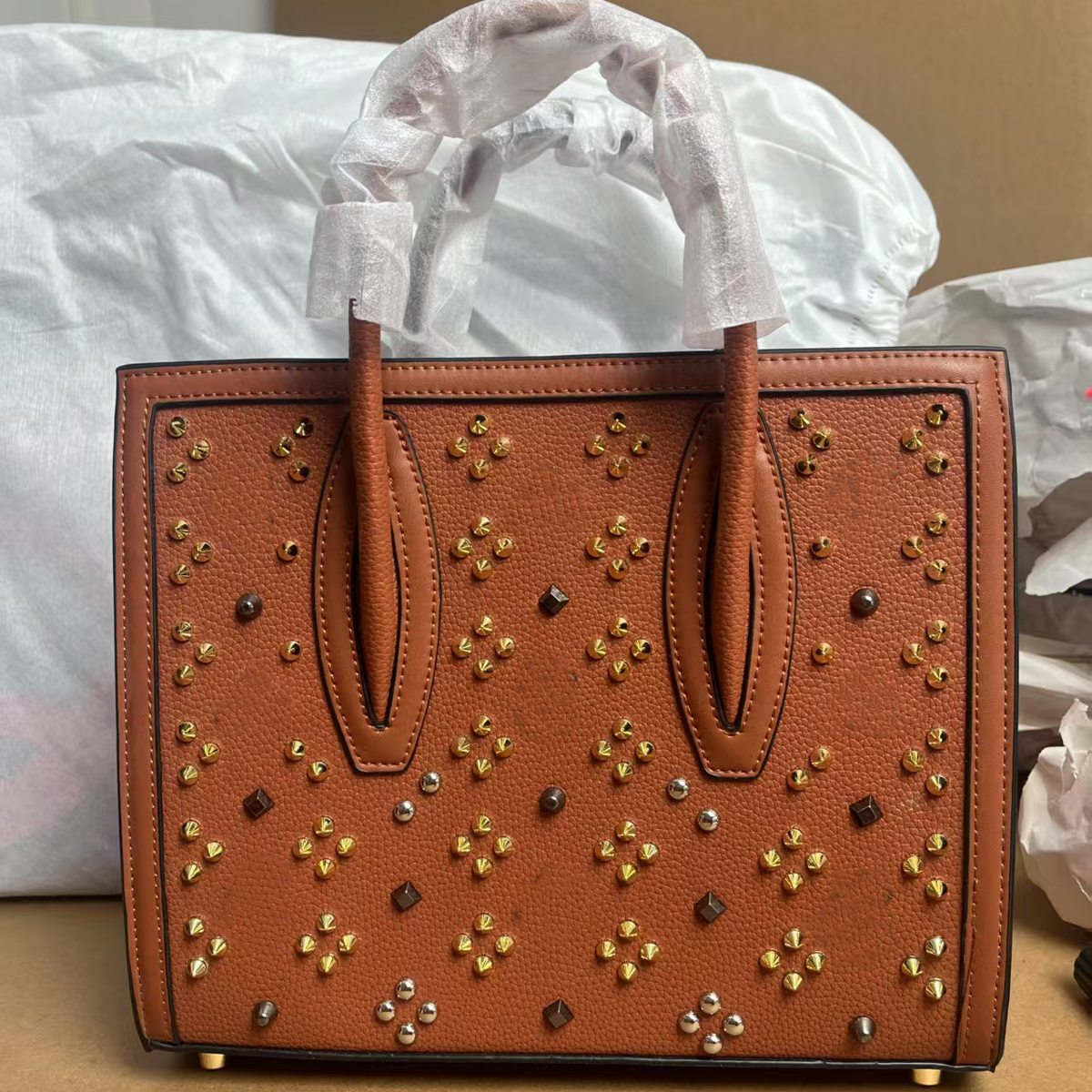 Designer bag top Luxury Bag ClBags Shoulder Bag Vintage Studded Tote Bag 26cm European Style Crossbody bag with Metal Accents Retro Women's handbag bags