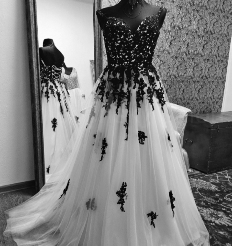 Elegant Gothic Black & White Spaghetti Strap Wedding Dress with Lace Appliques 2025 Vintage Style Long Tulle Bridal Gown
