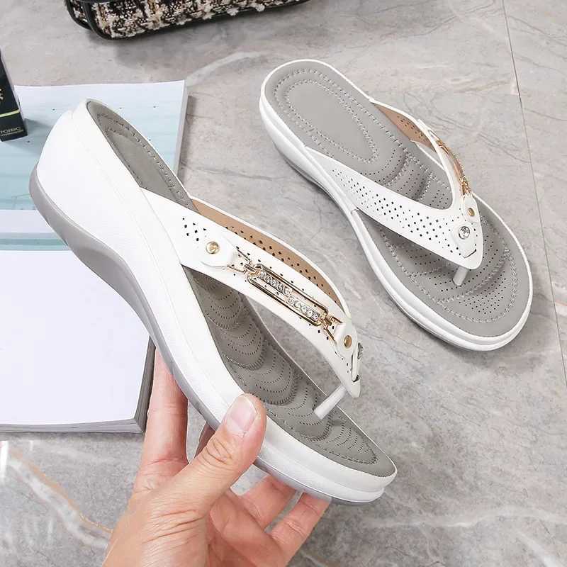 2025 Womens Summer New Metal Button Sliding Shoes Wedge Beach Sandals Womens Outdoor Platform Casual Flip Cover W250414