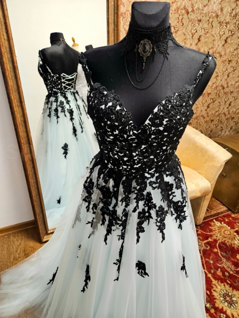 Elegant Gothic Black & White Spaghetti Strap Wedding Dress with Lace Appliques 2025 Vintage Style Long Tulle Bridal Gown