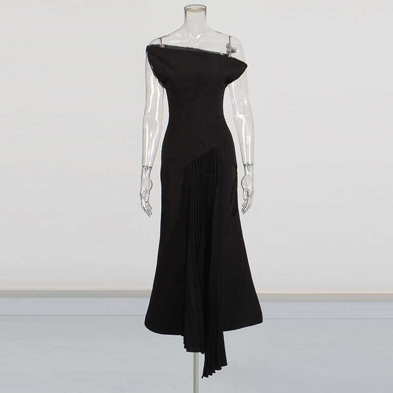 Designer Women's Fashionable High-End Dress - Sleek Sleeveless Design with Pleats and Contouring Features