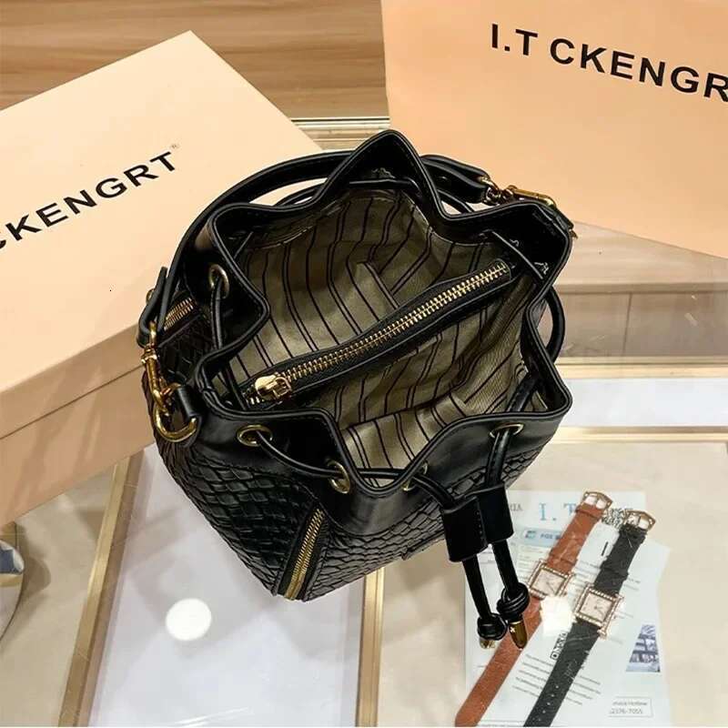 Fashionable 2023 New Women's Hand Woven Single Shoulder Slant Cross Small Bag Soft Style Bucket Shape Handbag