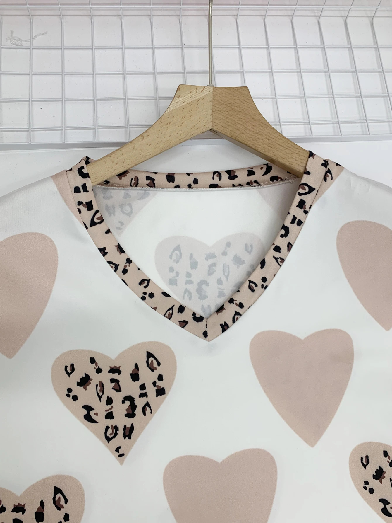 Plus size womens V-neck heart-shaped and leopard print T-shirt - suitable for machine washable spring and summer casual clothing 250410