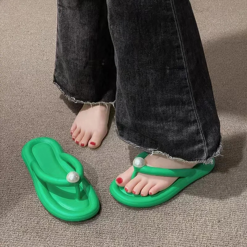 Fashionable pearl soft flip cover womens summer toe platform pillow slider womens lightweight anti slip beach slider 250408