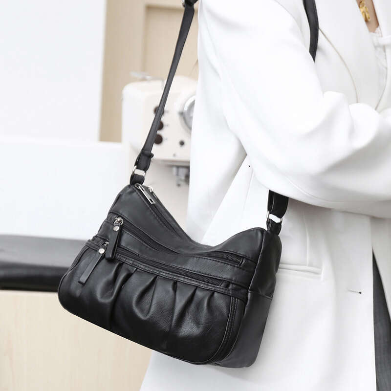 designer bag Single shoulder large capacity women's bag, elegant luxurious, easy to wear for commuting and travel