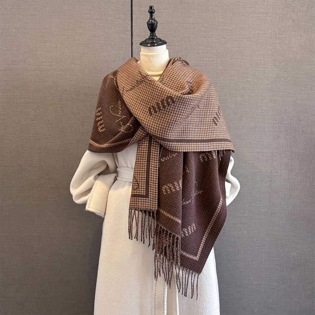 Luxury New Fashion Winter Warm Women Scarf Luxury Faux Cashmere Shawl Warm Letter Jacquard Wrap Neck Accessory Hijabs Designer Scarves Y251114