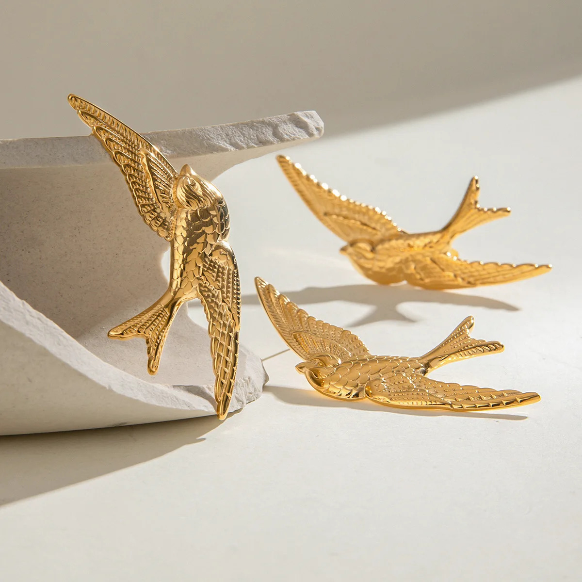 Stainless Steel Swallow Bird Studs Earrings Golden Texture Metal Animals Ear Rings for Women Retro Decorative Jewelry Party Gift 250411