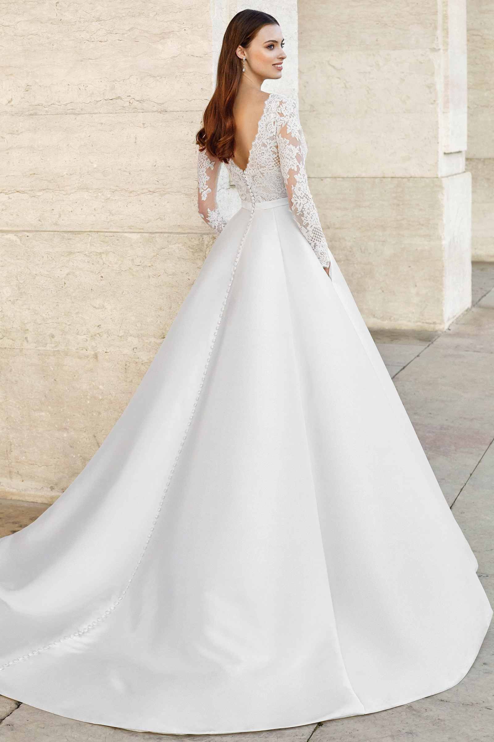 Graceful A-Line Bridal Wedding Dresses V-Neck Full Sleeve Lace With Appliques Backless Floor-Length Plus Size For Special Occasion Vestido de novia