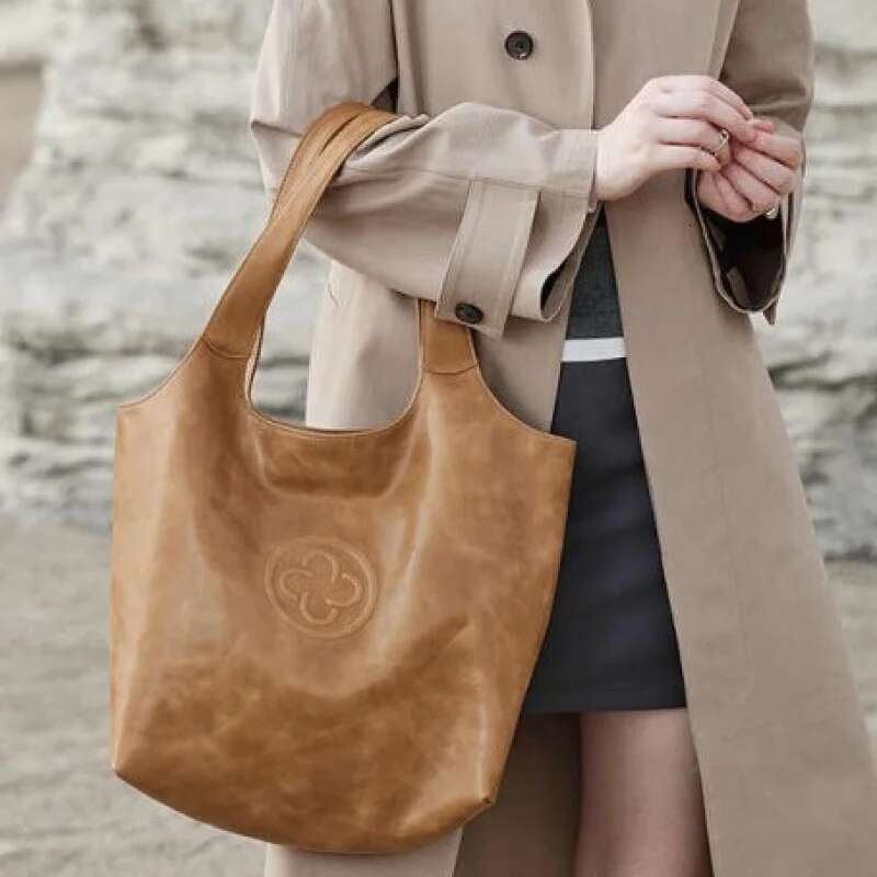 New Vintage Vegetable Tanned Vest Tote Women Commuting Niche Large Capacity Shoulder Underarm Bucket Bag