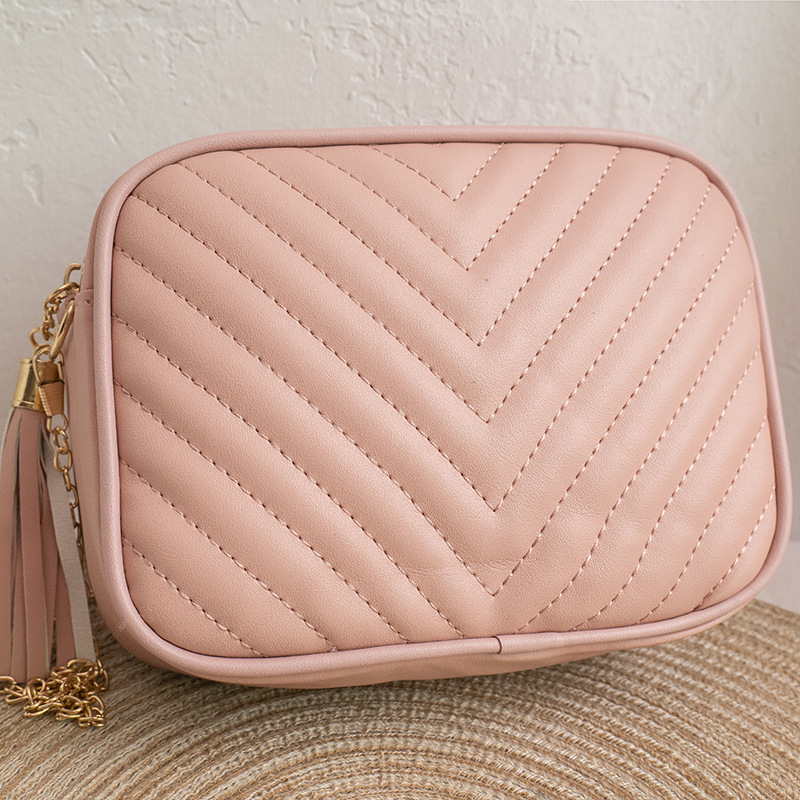 2025 Womens single shoulder V-pattern diamond lattice camera bag New autumn Korean style small cross body bag with tassels and chain