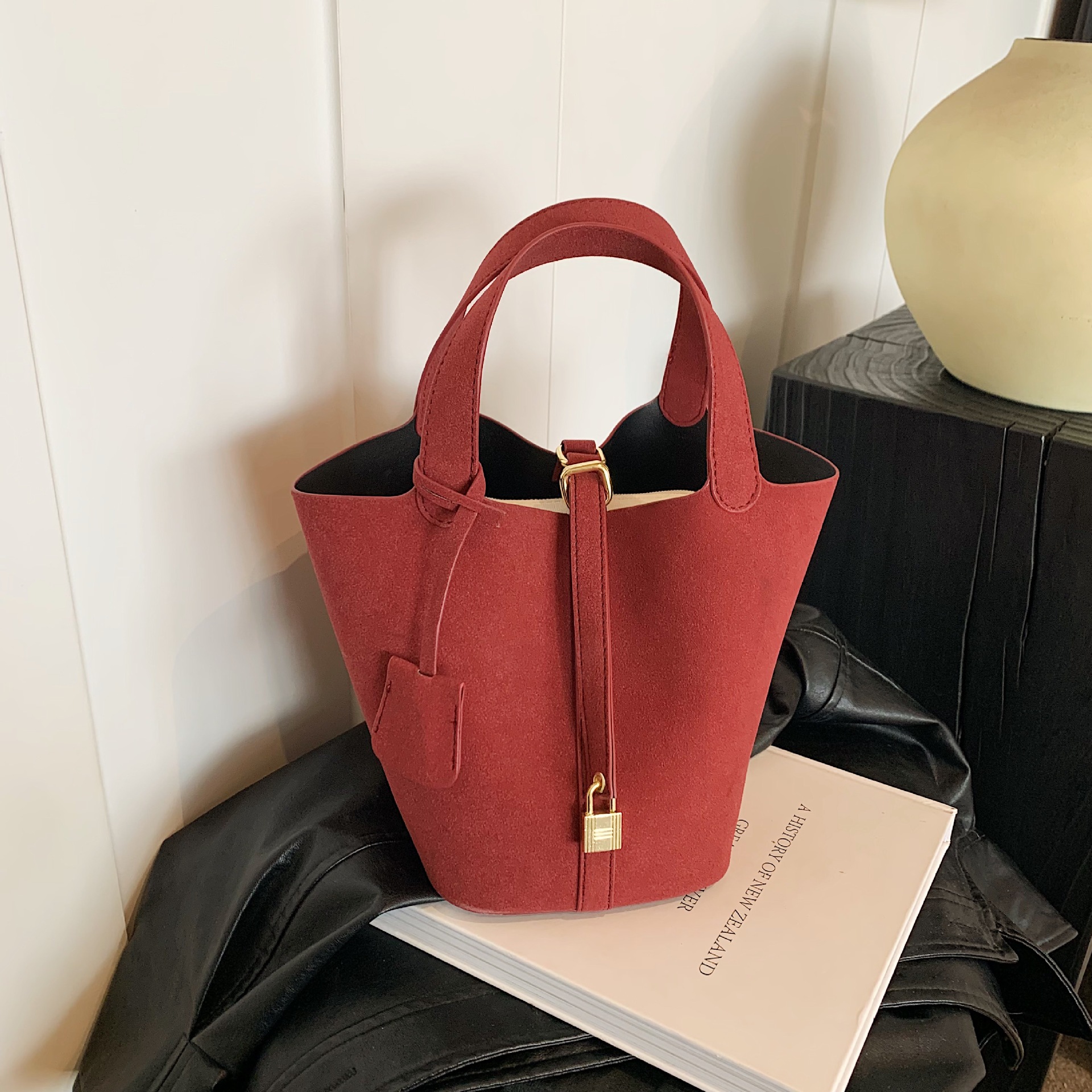 2025 Light luxury frosted niche design bucket bag trendy new style popular on ins mother-child bag stylish handbag
