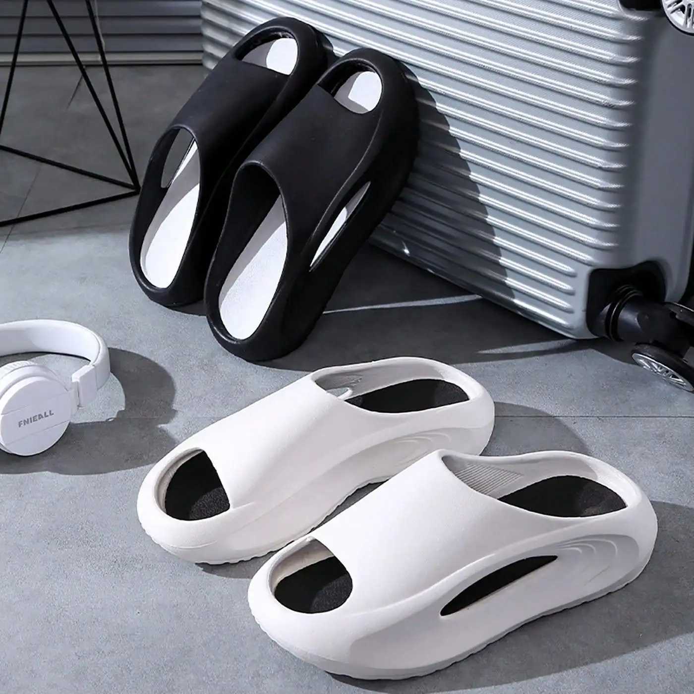 Mens and womens summer slippers with thick soles. Eva stepped on the stool and felt like wearing non slip casual bathroom slippers outdoors W250414