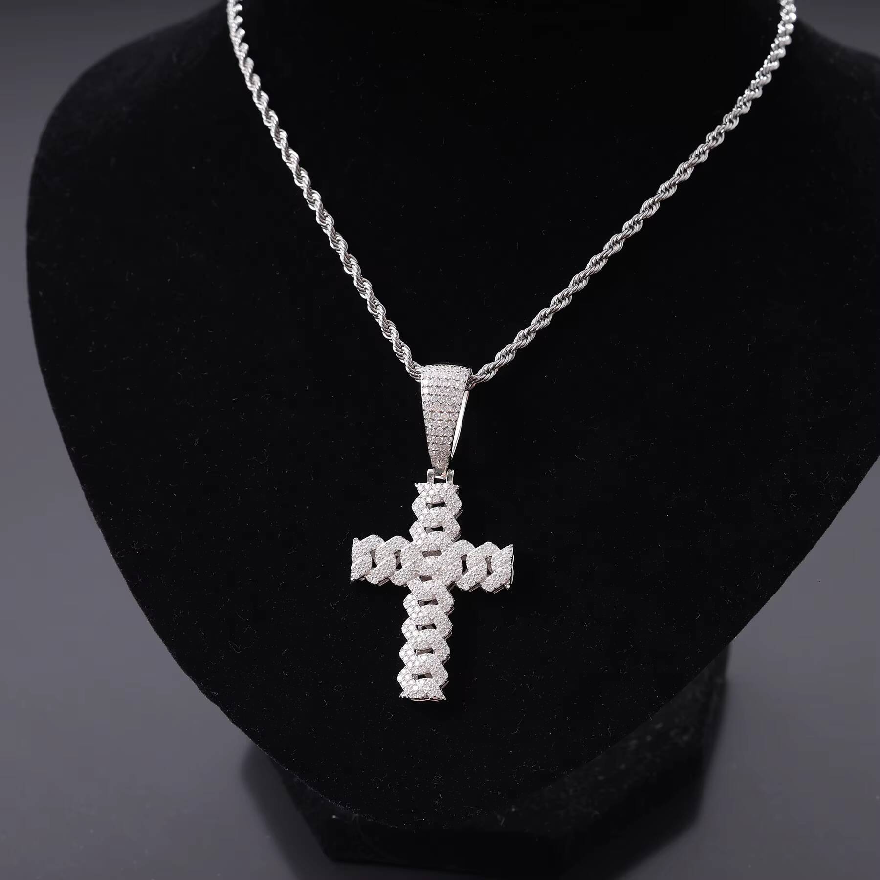 925 Silver Moissanite Cross Pendant Iced Out Hip Hop Jewelry with Zircon Diamond Fashionable Cross Charms for Men and Women