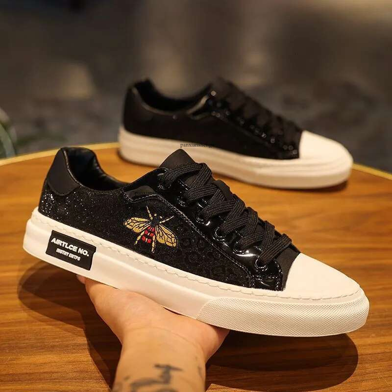 2025 New Designer Brand Plate Summer Bee White Men's Casual High-end Feeg Shiny Surface Fashion Shoes