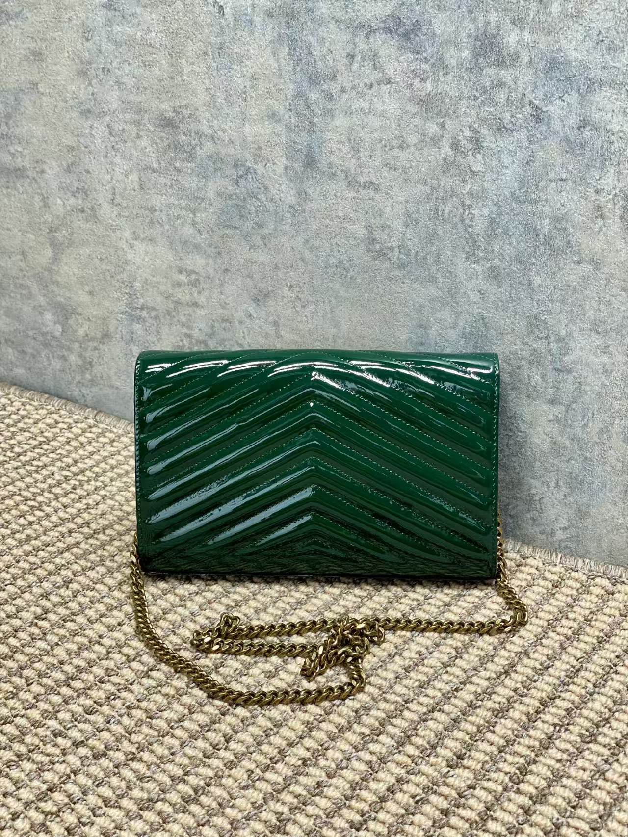 Stylish Quilted Crossbody Bag - Luxurious Designer Purse with Golden Chain, Multiple Compartments, Perfect for Any Occasion - Trendy and Elegant Shoulder Bag for Women