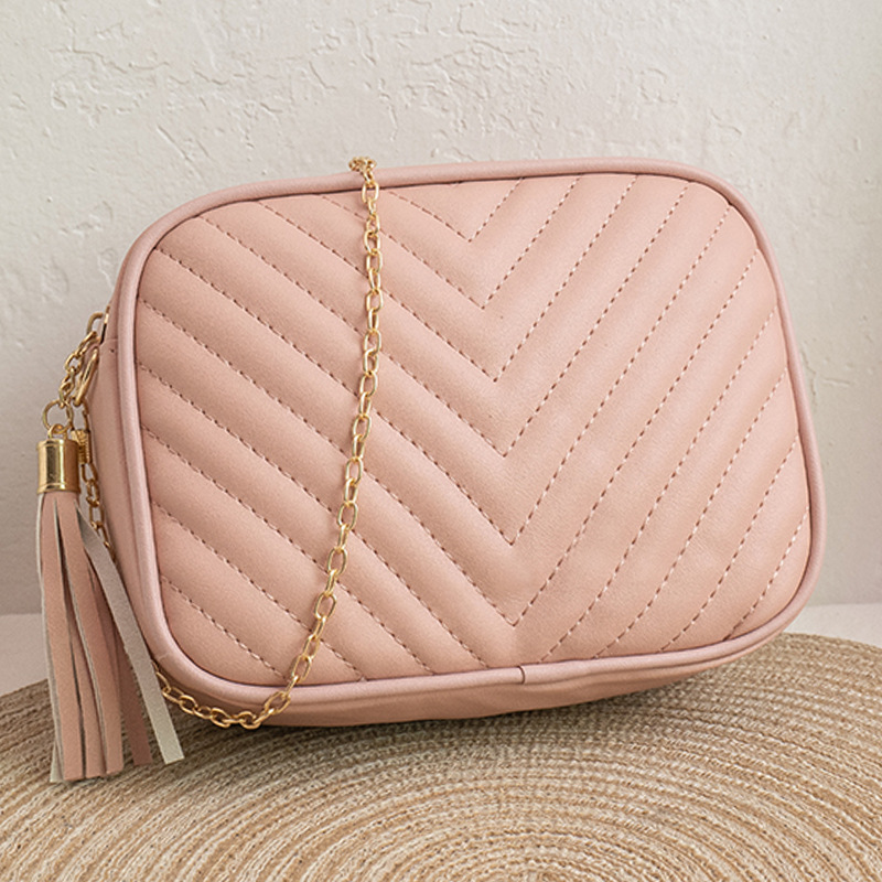 2025 Womens single shoulder V-pattern diamond lattice camera bag New autumn Korean style small cross body bag with tassels and chain