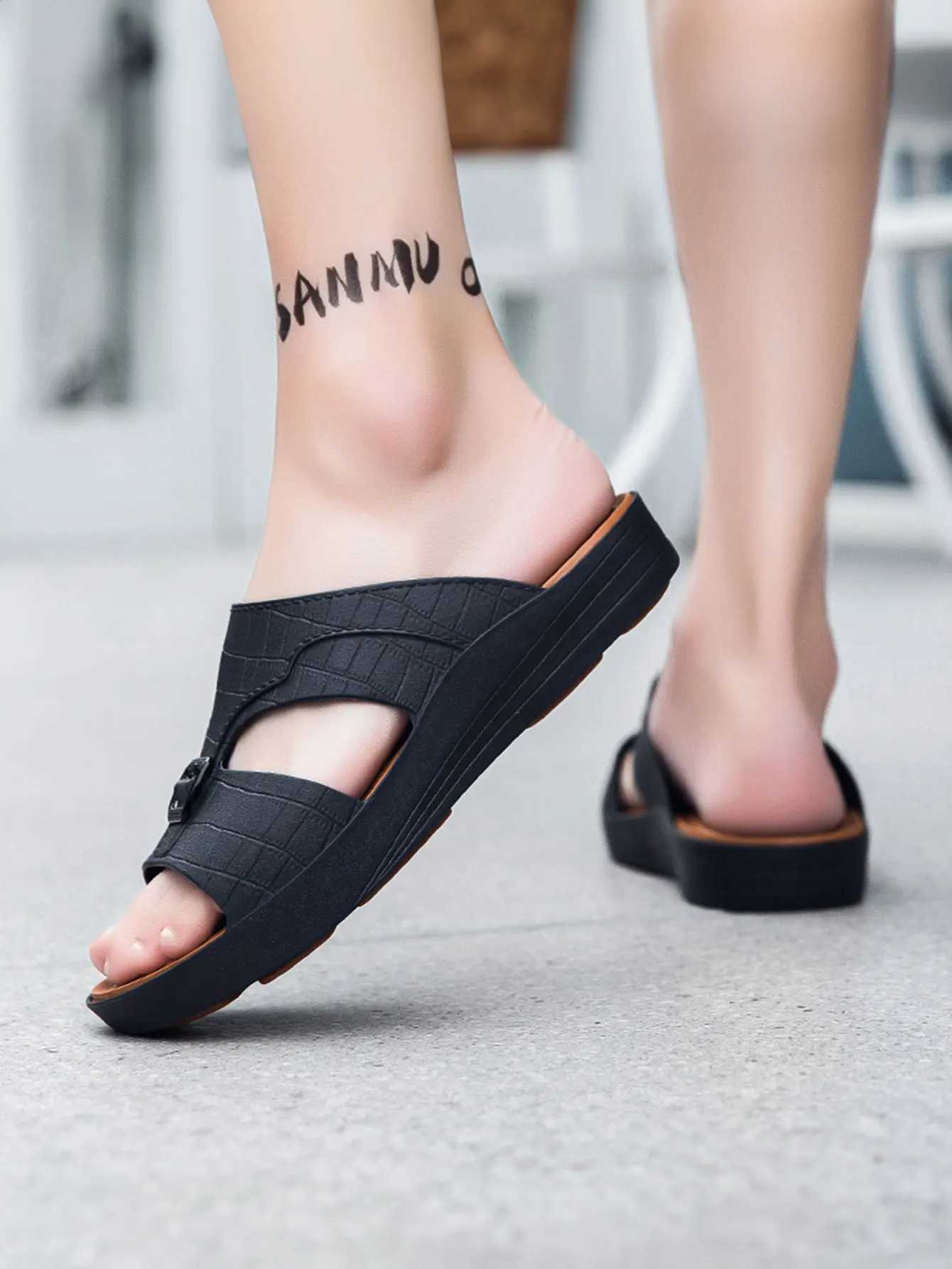 Mens outdoor home slider mens beach slider sports and leisure shoes anti slip and wear-resistant leather slider W250414