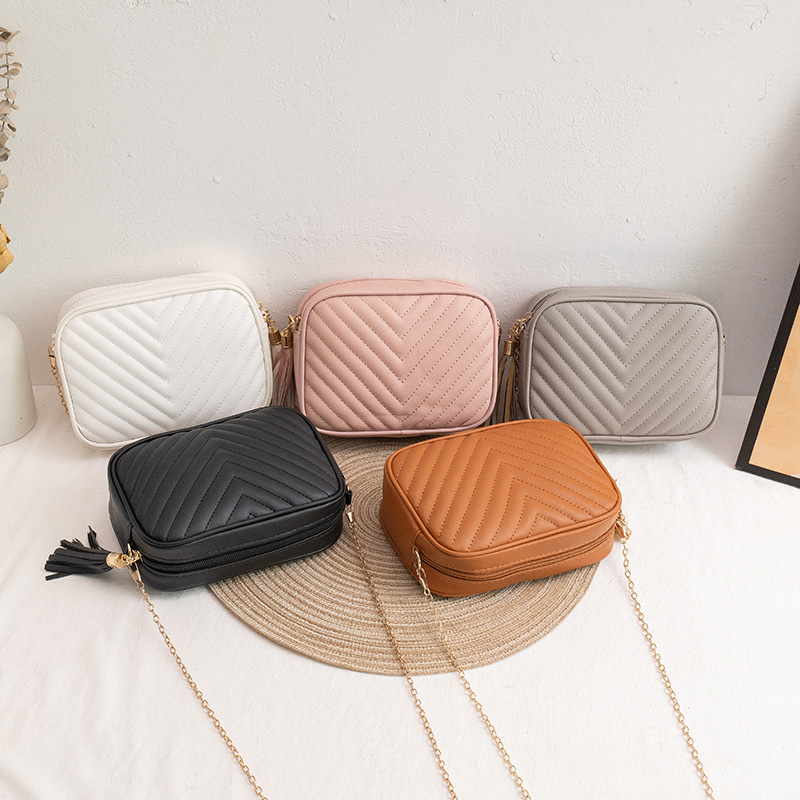 2025 Womens single shoulder V-pattern diamond lattice camera bag New autumn Korean style small cross body bag with tassels and chain