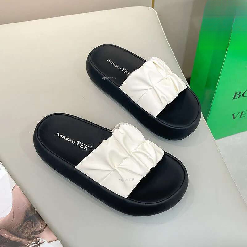 2025 New Designer Sandals Outdoor Leather One-piece Slippers Women Sandals Beach Shoes Thick Soled Indoor Slippers