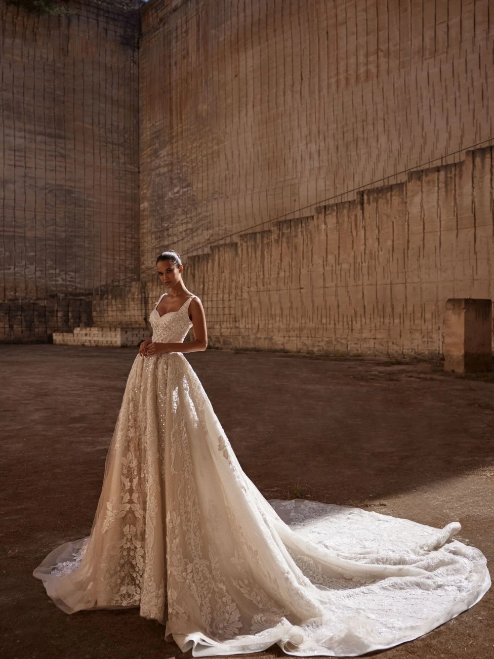 Classic A Line Women Wedding Dress V Neck Sleeveless Bridal Gowns Sequins Pearls Appliques Sweep Train Dress Custom Made