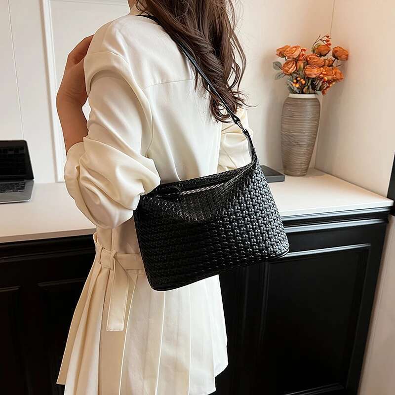 2024 New Fashionable Stylish Soft Leather Large Capacity Woven Pillow Bag For Work And Commuting, Versatile Single Shoulder