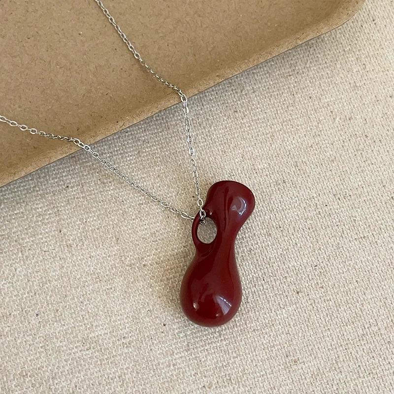 Simple red bow heart-shaped pendant necklace for womens and elegant sweater chain 250408