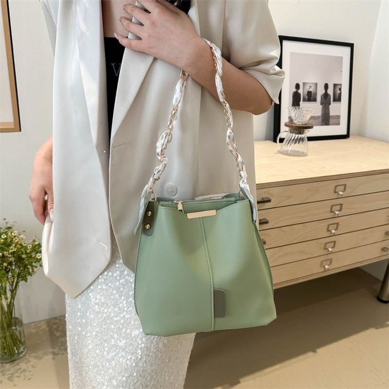 Fashionable High-Capacity Bucket In , New Chain Handheld Shoulder With Niche Design, Crossbody Bag For Women