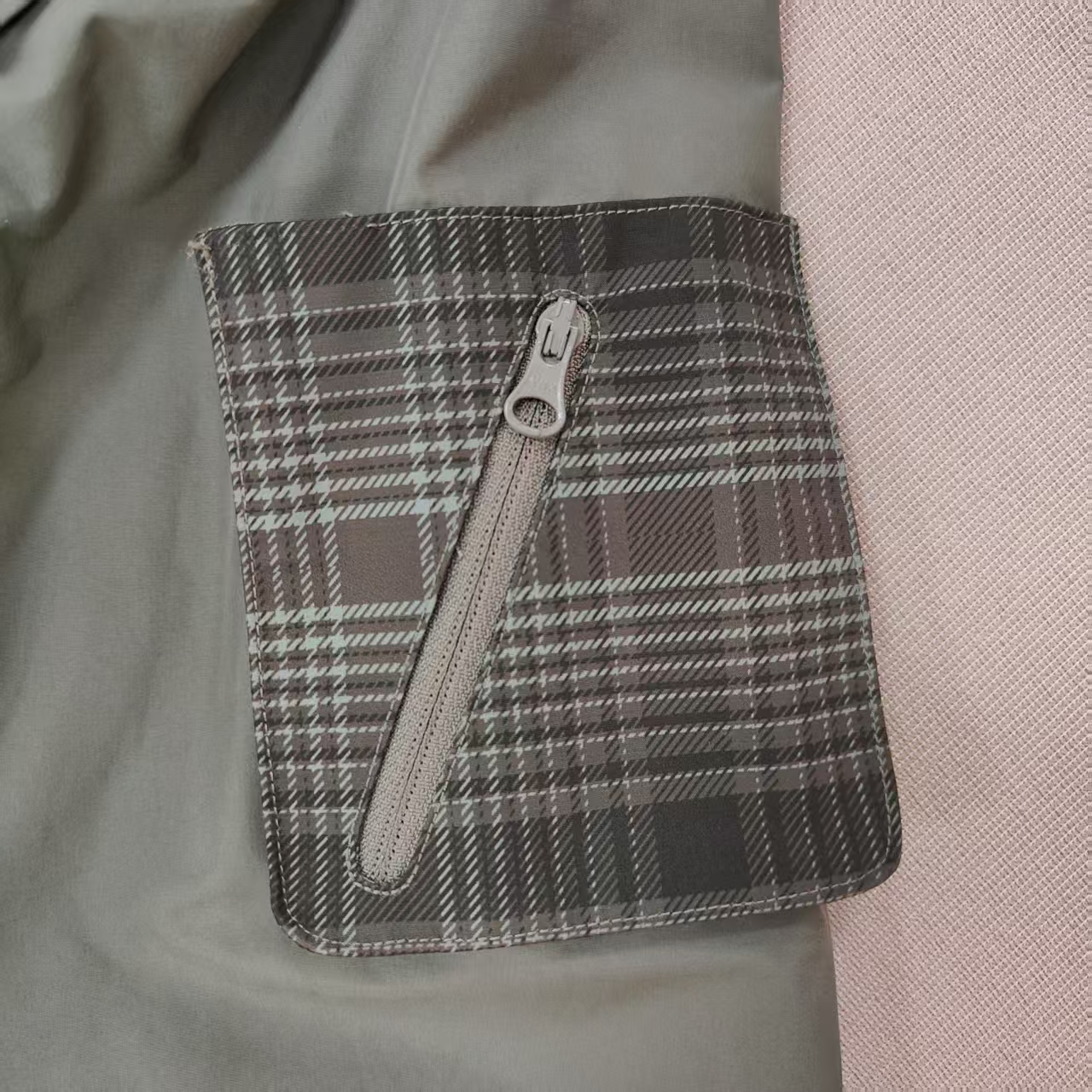 Men's Green Multi-pocket Zipped Windproof Jacket with Detachable Long Sleeves Stand Collar for Outdoor Athleisure Outfit