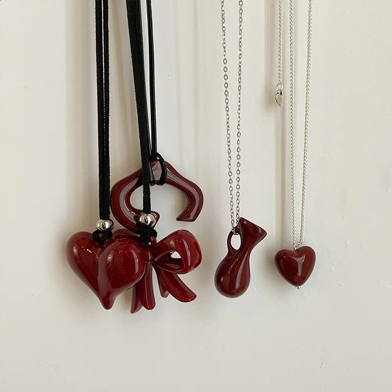 Simple red bow heart-shaped pendant necklace for womens and elegant sweater chain 250408