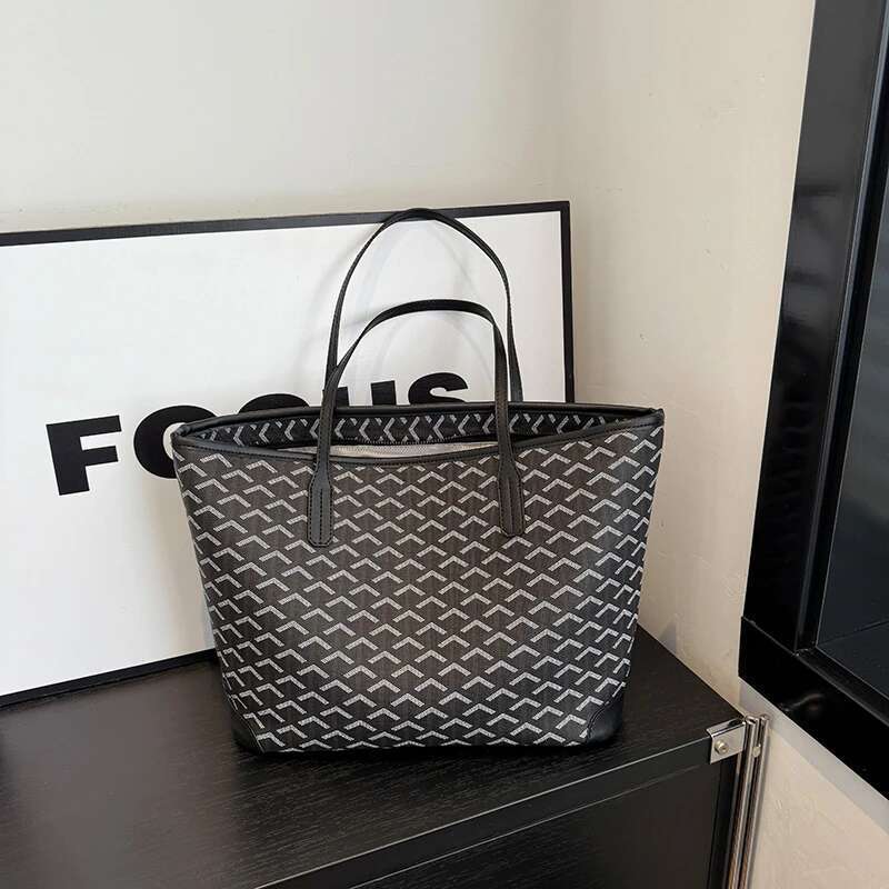 Chic Solid Color Crossbody Tote Bag Retro Leather Women's Casual Commuter High-End P Design