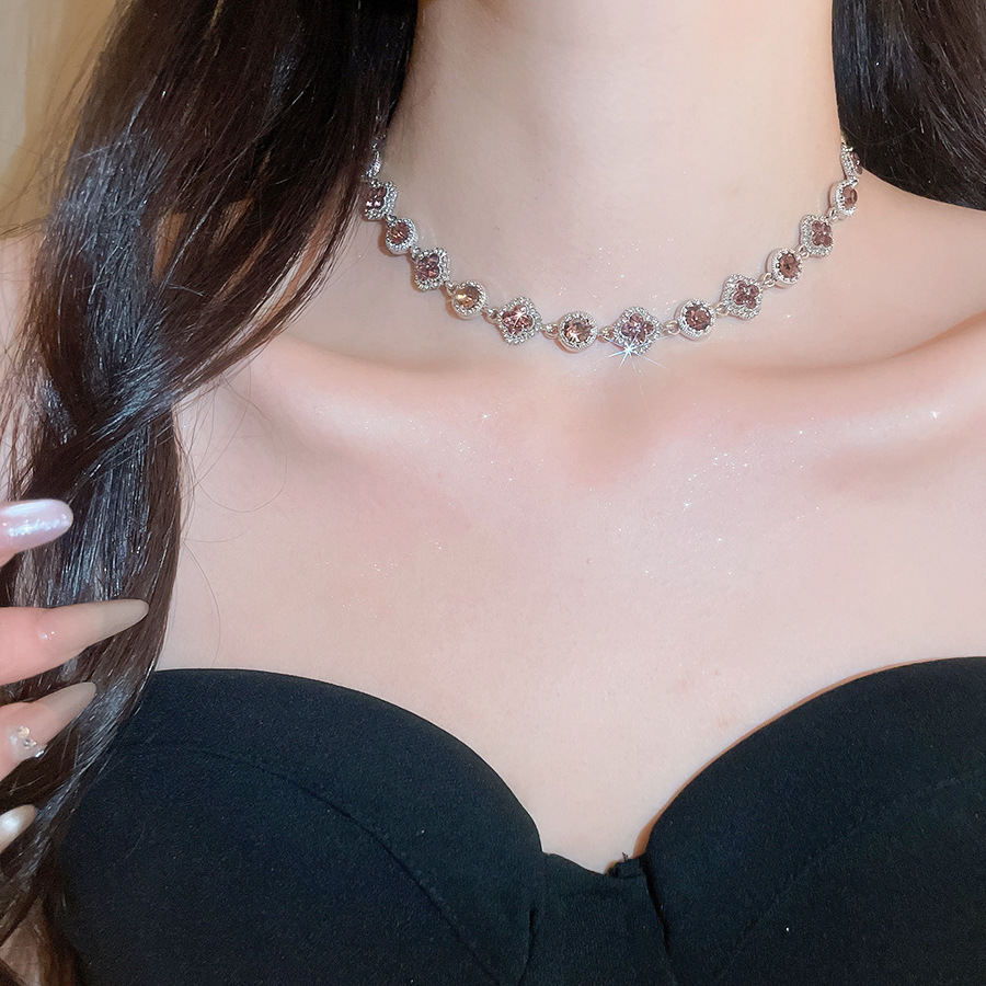 Vintage Inlaid Diamond Round Flower Necklace Light Luxury Niche High-end Clavicle Chain Exquisite Elegant Commuter Choker - view 6