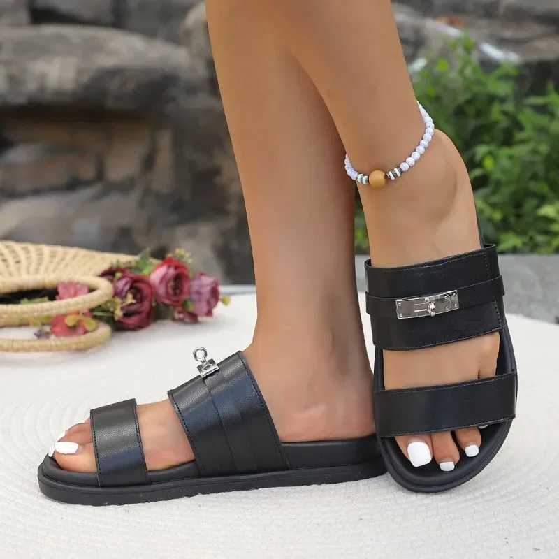 Summer womens thick bottomed flat bottomed slider 2025 brand designer trend womens slider fashion open toe outdoor beach flip cover W250414