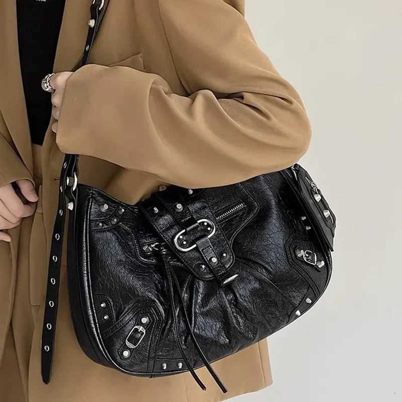 Cool Vintage Large Capacity Cropped Studded Motorcycle Bag 2023 New Single Shoder Slant Cross Cmuting Big Bag Hip Hop Style H251115
