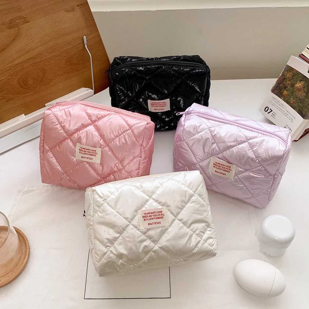Quilting Womens Makeup Bag Large Capacity Travel Storage Bag Simple Regular Womens Club Handbag Large Toilet BagXJ250415