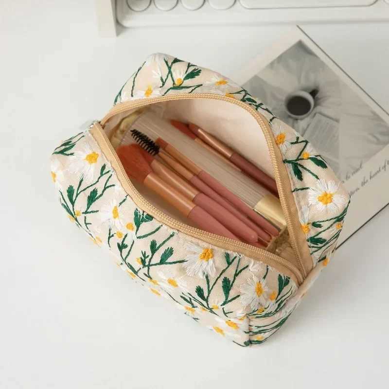 Embroidery Chrysanthemum Makeup Bag Portable Travel Handheld Makeup Bag Skin Care Bucket BagXJ250415