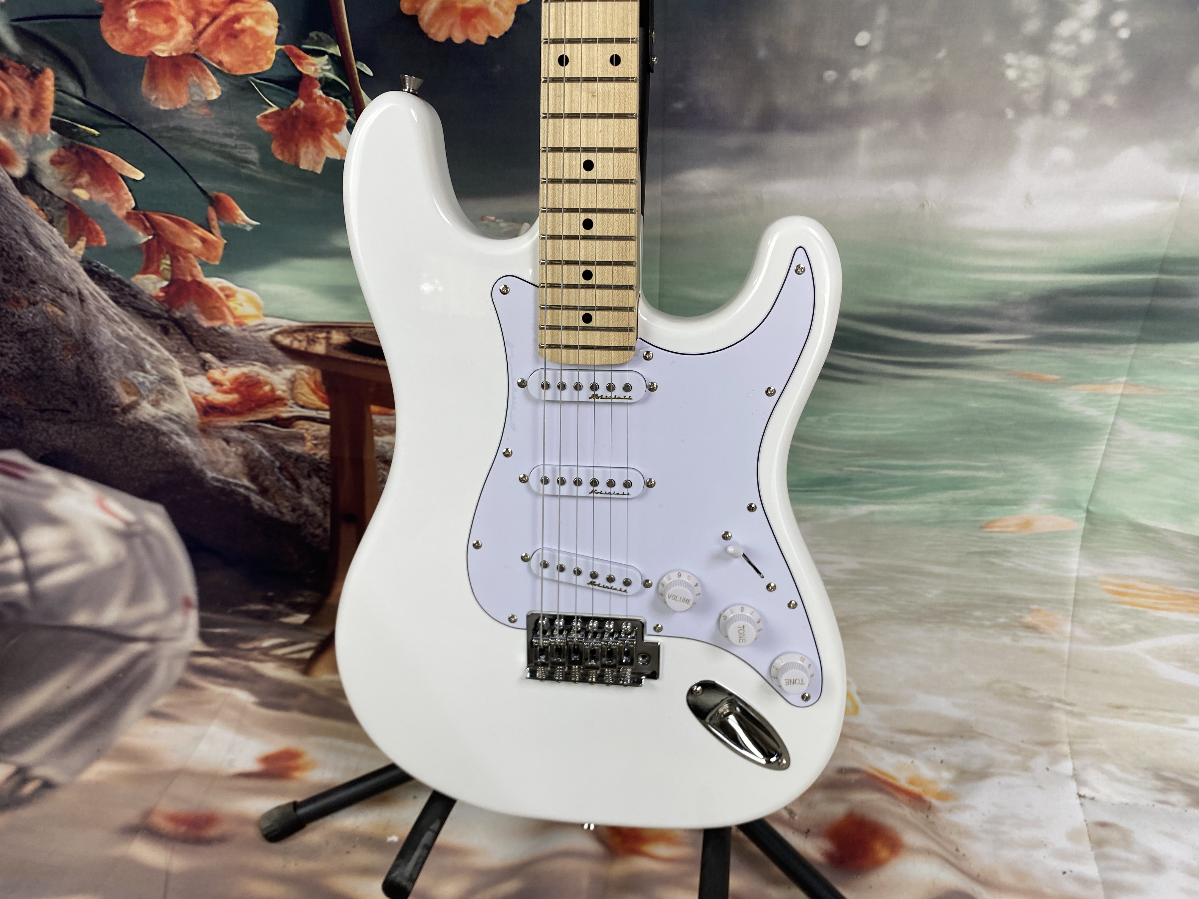 White ST Electric Guitar 22 frets 6 string Quality Assurance basswood body Maple neck Real photo