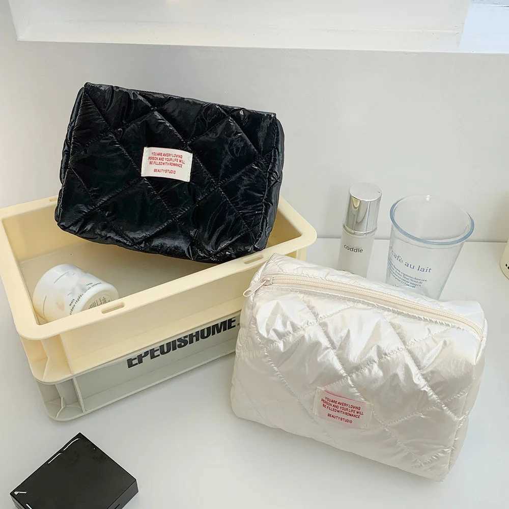 Quilting Womens Makeup Bag Large Capacity Travel Storage Bag Simple Regular Womens Club Handbag Large Toilet BagXJ250415