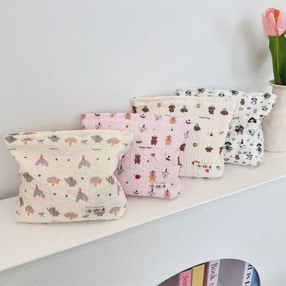 New Cute Bear Printed Makeup Bag Fi Makeup Bag Womens Cluh Bag Large Capacity Makeup Storage Bag Travel OrganizerXJ250415