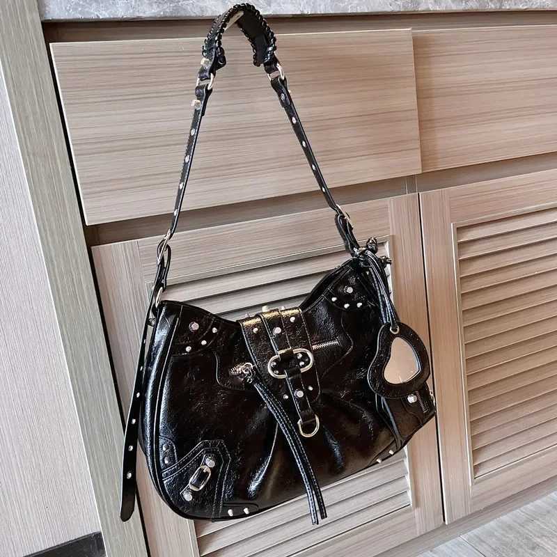 Cool Vintage Large Capacity Cropped Studded Motorcycle Bag 2023 New Single Shoder Slant Cross Cmuting Big Bag Hip Hop Style H251115