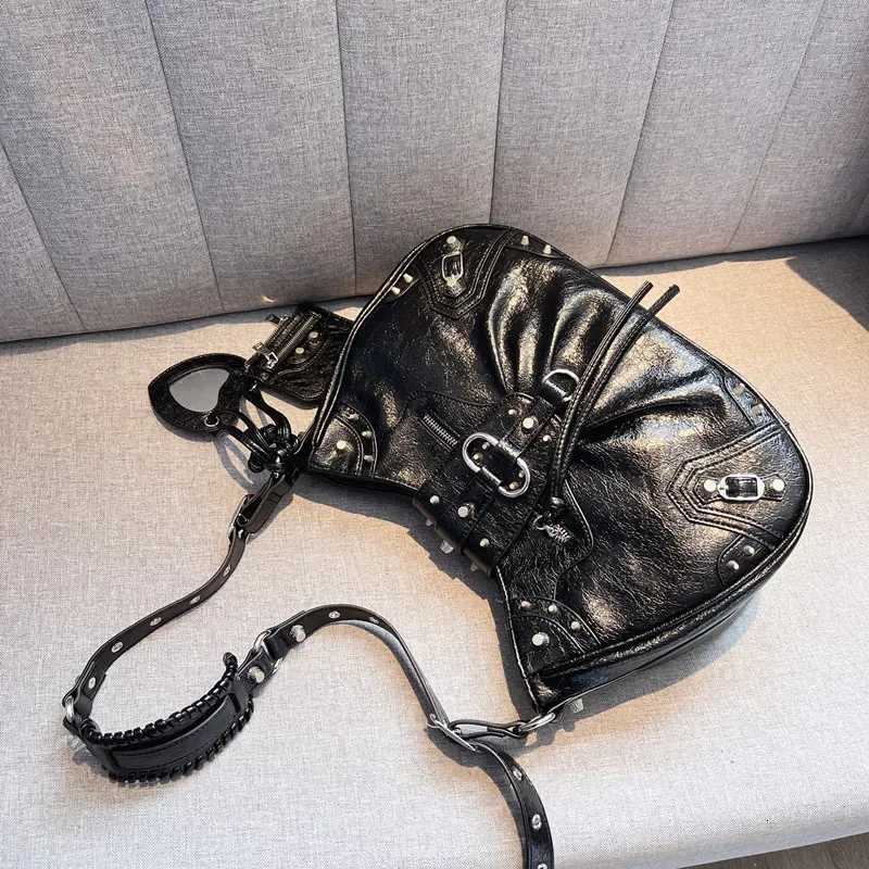 Cool Vintage Large Capacity Cropped Studded Motorcycle Bag 2023 New Single Shoder Slant Cross Cmuting Big Bag Hip Hop Style H251115