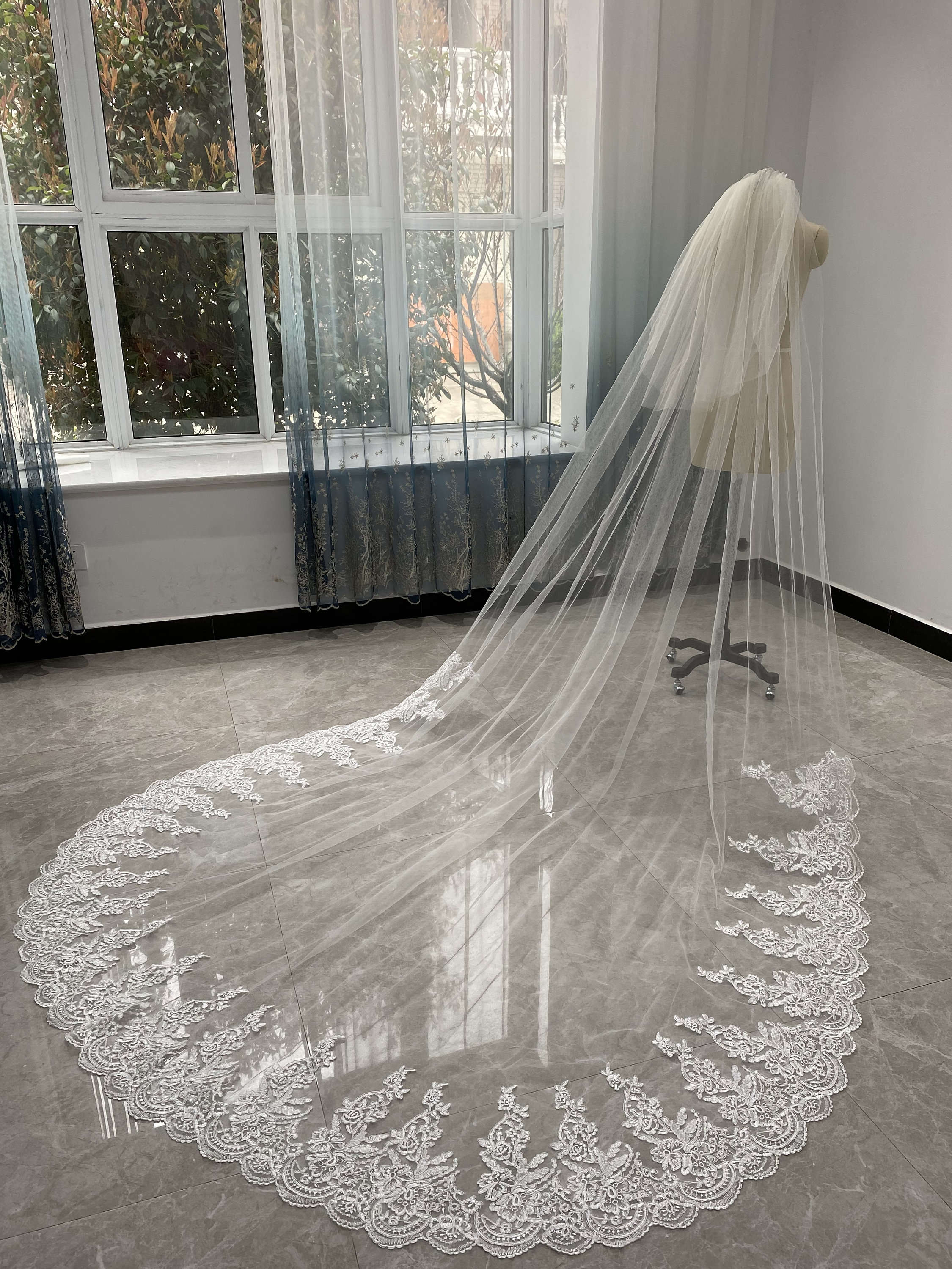 Graceful 3 Meters White Ivory Wedding Veils with Full Appliques Long Lace Edge Bridal Head Veil with Comb For Marriage Bride Women's Accessories 