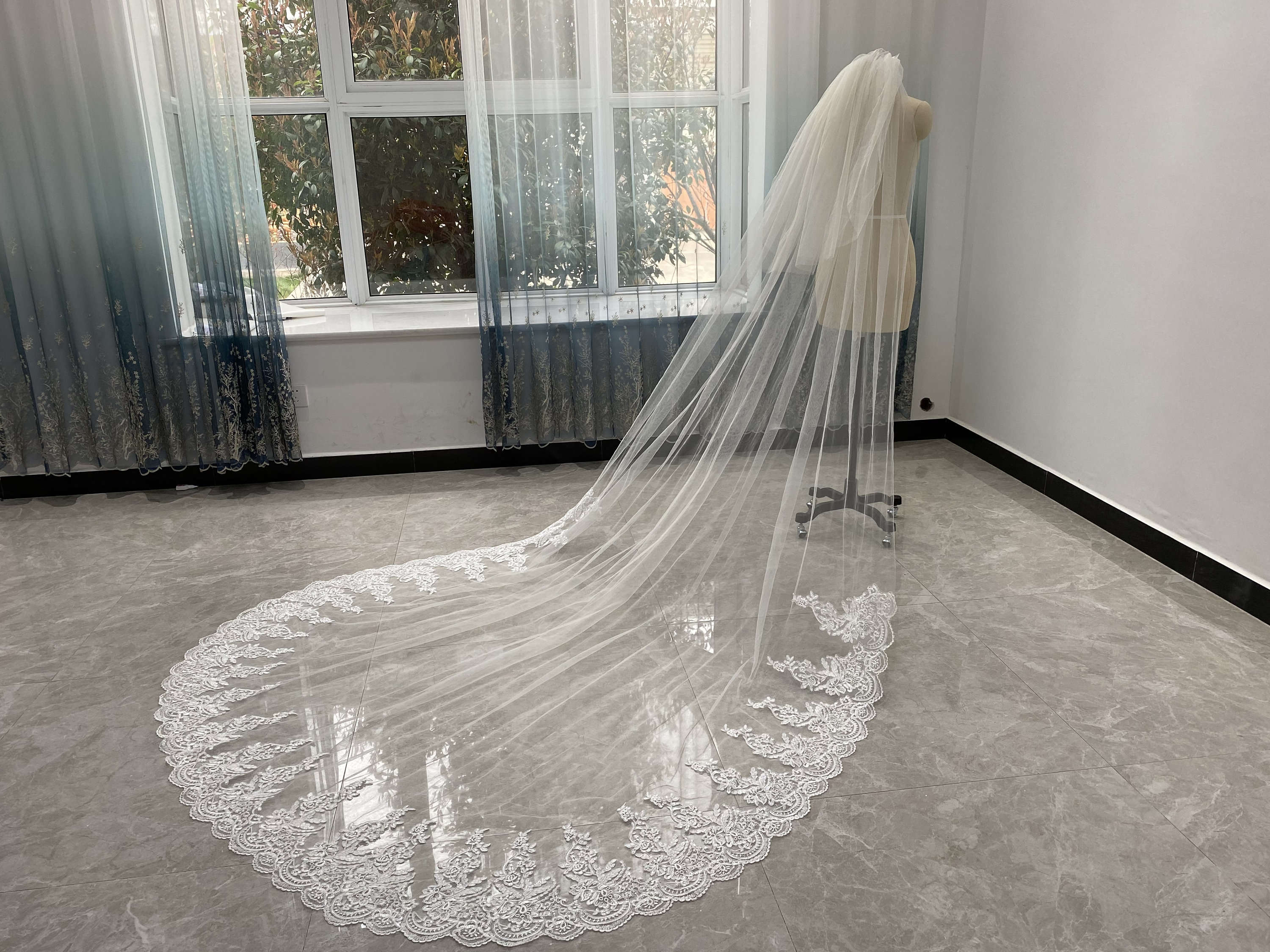 Graceful 3 Meters White Ivory Wedding Veils with Full Appliques Long Lace Edge Bridal Head Veil with Comb For Marriage Bride Women's Accessories 