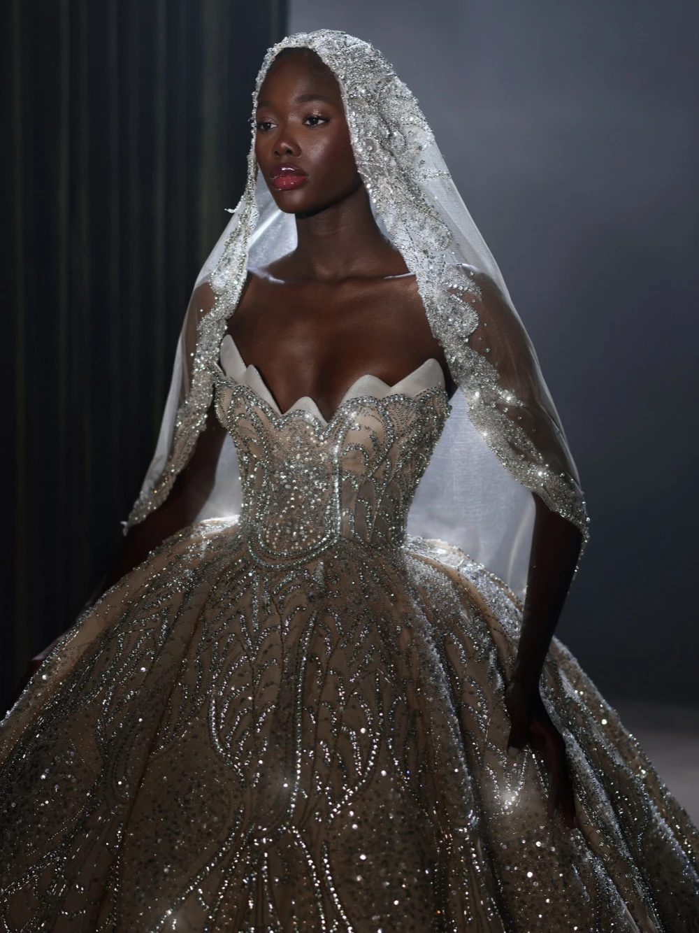 Gorgeous A Line Women Wedding Dress Sweetheart Neck Sleeveless Bridal Gowns Sequins Crystal Sweep Train Dress Custom Made