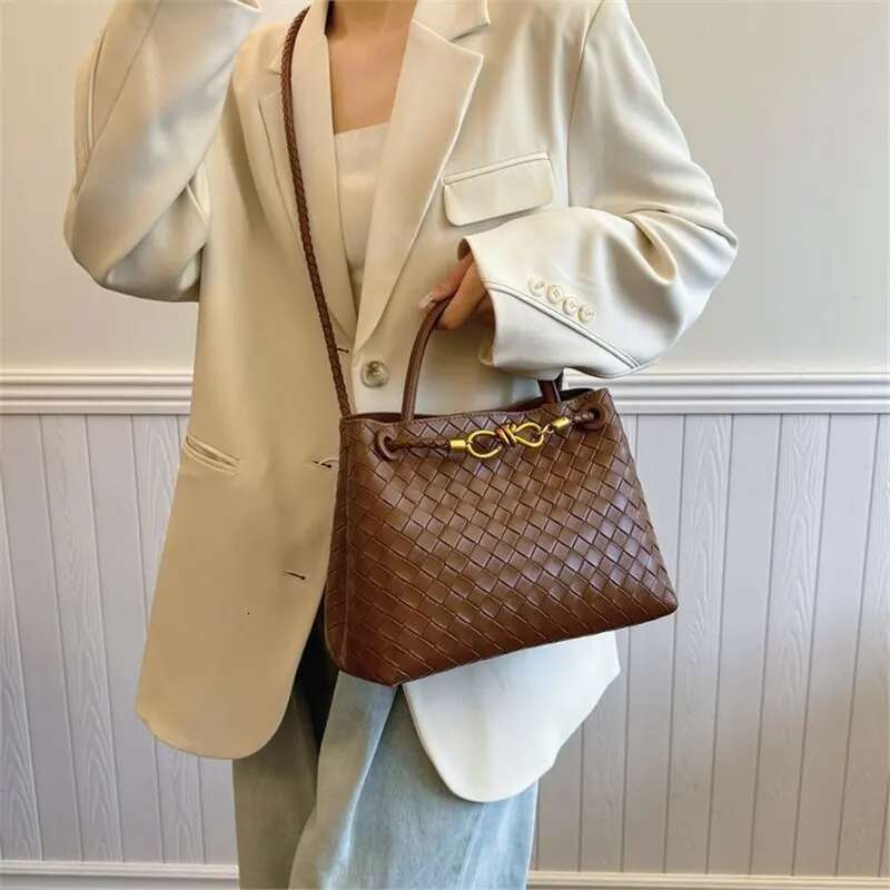 new fashionable casual designer women s leisure slanted shoulder bag exudes temperament trend with simple and beautiful texture portable trendy single